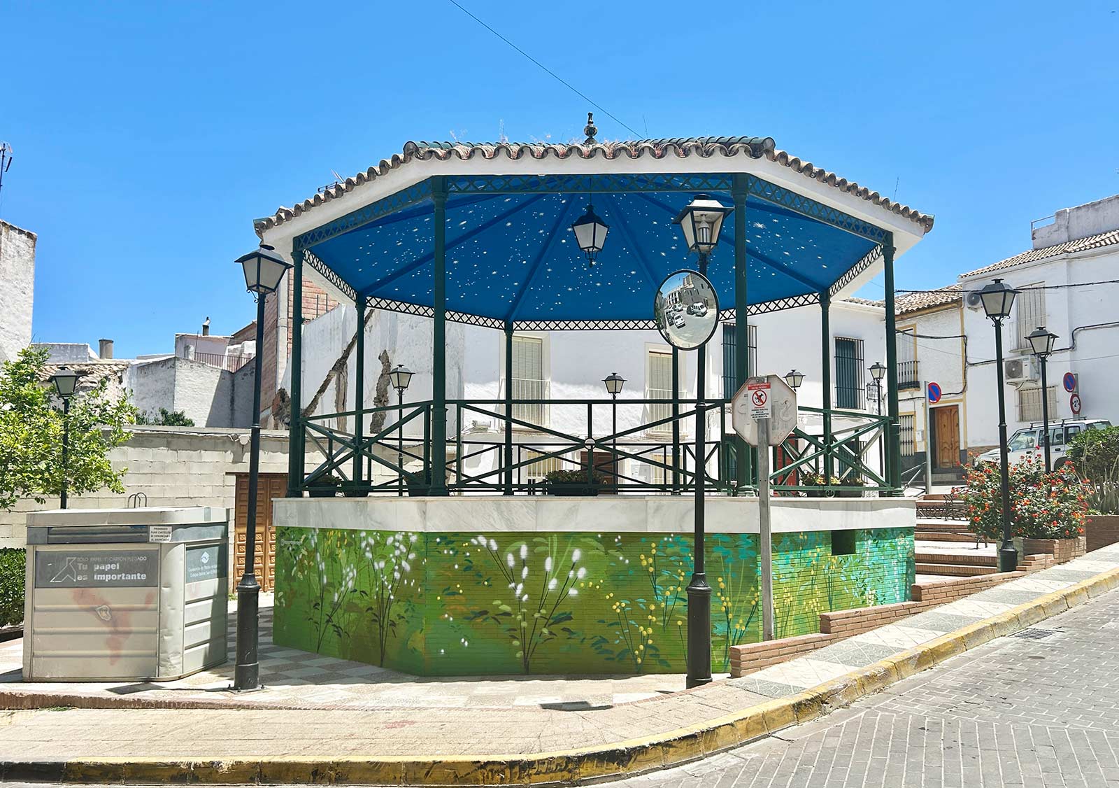 ARCAS, encuentro de arte urbano en Casariche (Sevilla). Intervención mural de María Ortega Estepa en el quiosco de música