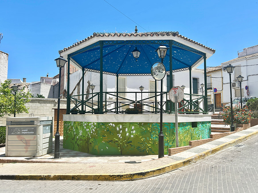 ARCAS, encuentro de arte urbano en Casariche (Sevilla). Intervención mural de María Ortega Estepa en el quiosco de música