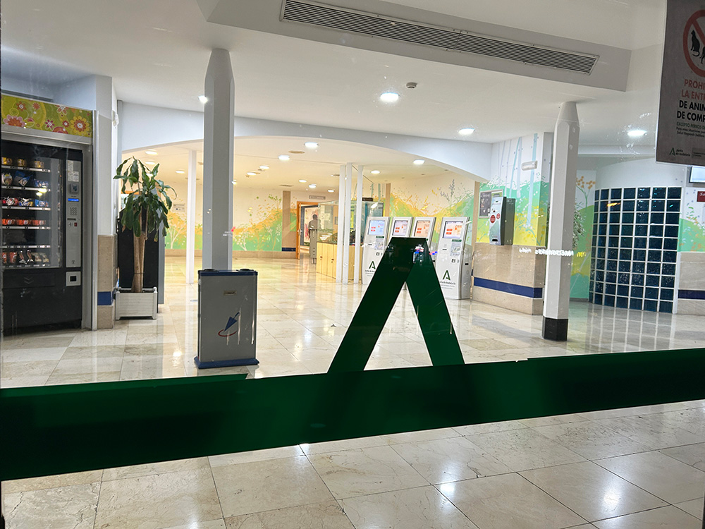 María Ortega Estepa. Mural en en hall de entrada del Hospital Infantil Virgen del Rocío. Sevilla