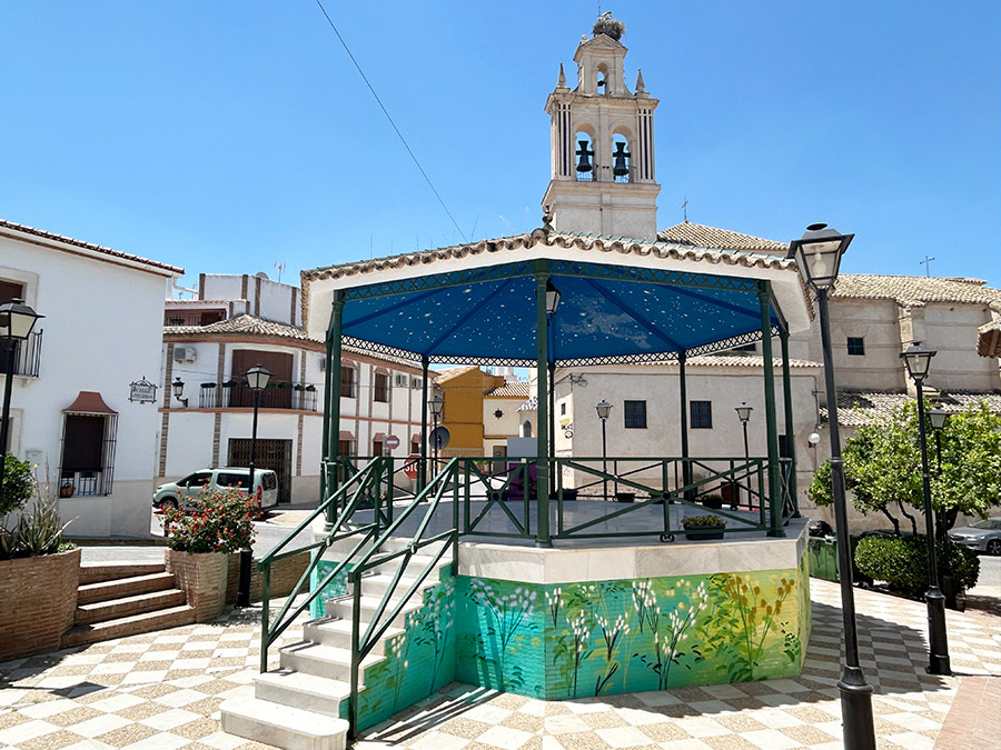 ARCAS, encuentro de arte urbano en Casariche (Sevilla). Intervención mural de María Ortega Estepa en el quiosco de música