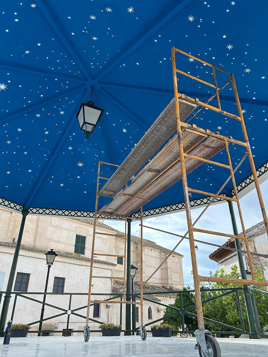 ARCAS, encuentro de arte urbano en Casariche (Sevilla). Intervención mural de María Ortega Estepa en el quiosco de música
