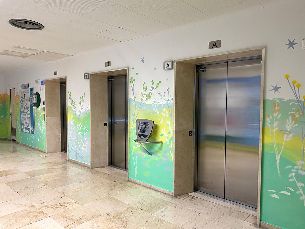 María Ortega Estepa. Mural en en hall de entrada del Hospital Infantil Virgen del Rocío. Sevilla