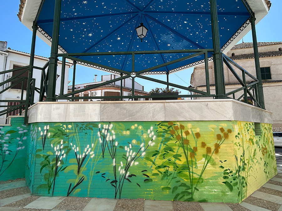 ARCAS, encuentro de arte urbano en Casariche (Sevilla). Intervención mural de María Ortega Estepa en el quiosco de música