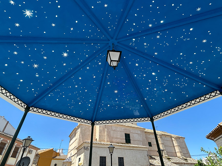 ARCAS, encuentro de arte urbano en Casariche (Sevilla). Intervención mural de María Ortega Estepa en el quiosco de música