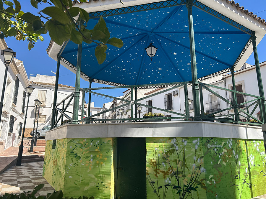 ARCAS, encuentro de arte urbano en Casariche (Sevilla). Intervención mural de María Ortega Estepa en el quiosco de música