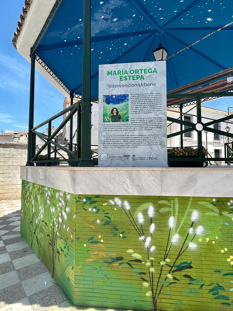 ARCAS, encuentro de arte urbano en Casariche (Sevilla). Intervención mural de María Ortega Estepa en el quiosco de música