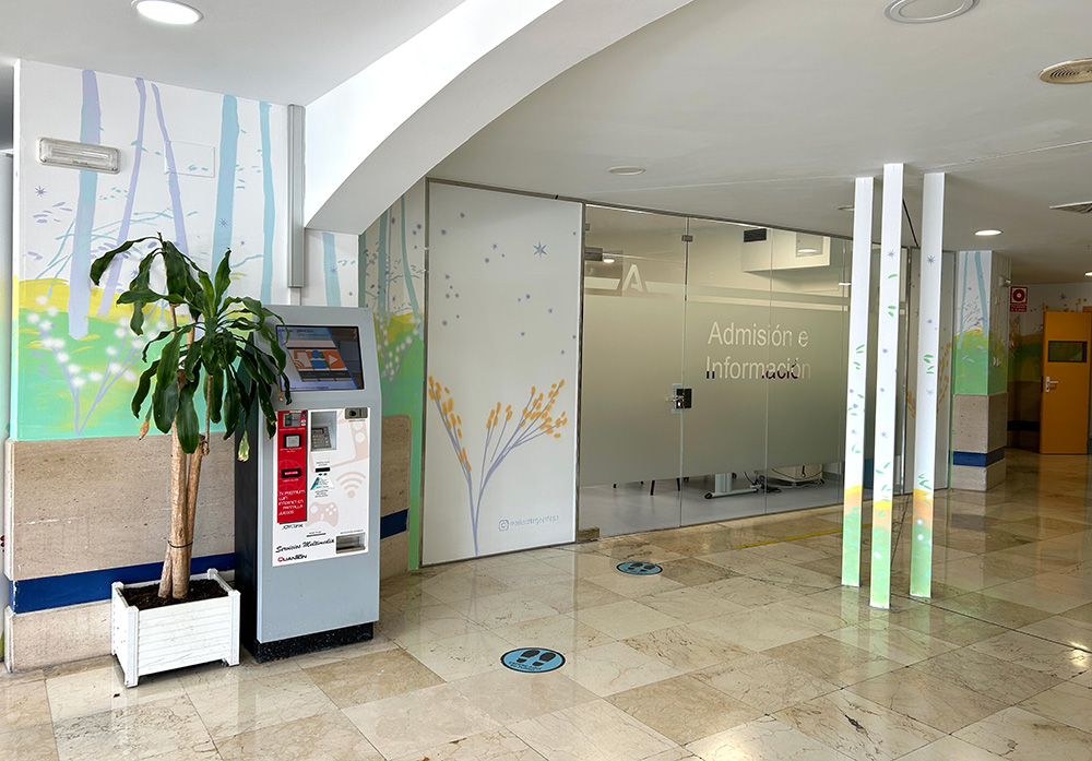 María Ortega Estepa. Mural en en hall de entrada del Hospital Infantil Virgen del Rocío. Sevilla