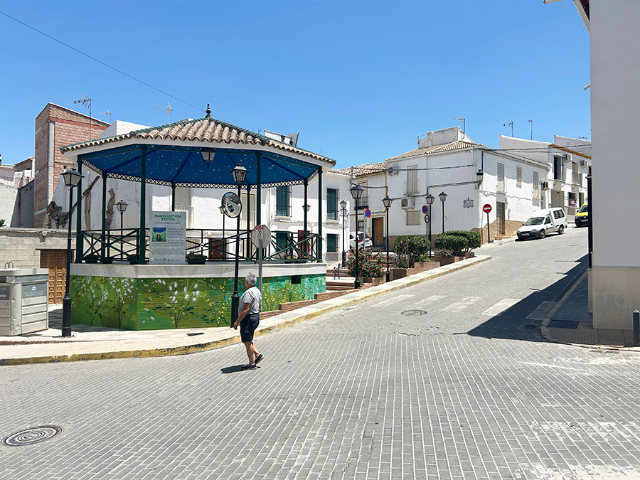 ARCAS, encuentro de arte urbano en Casariche (Sevilla). Intervención mural de María Ortega Estepa en el quiosco de música